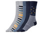 Vier Paar Socken mit Streifen und Punkten.