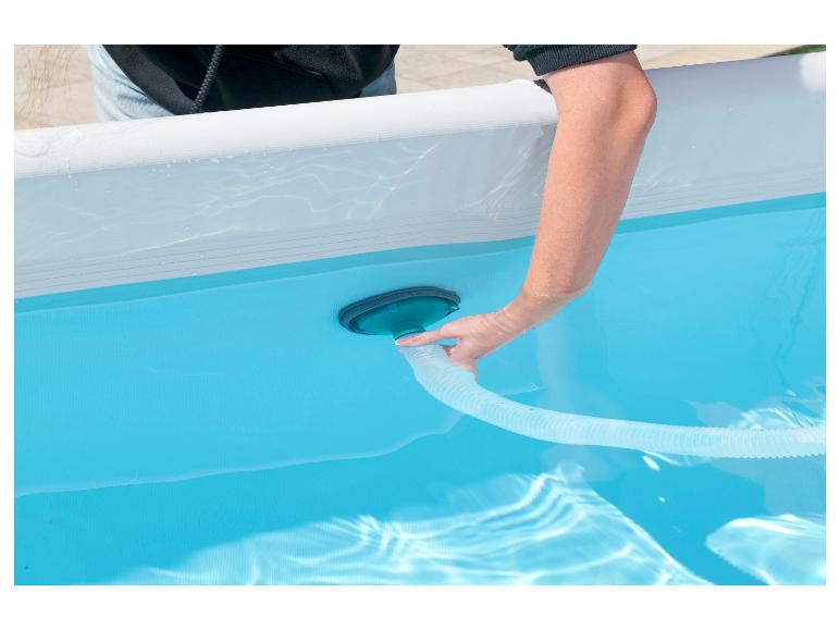 Reinigung eines Aufstellpools mit einem Poolreiniger.