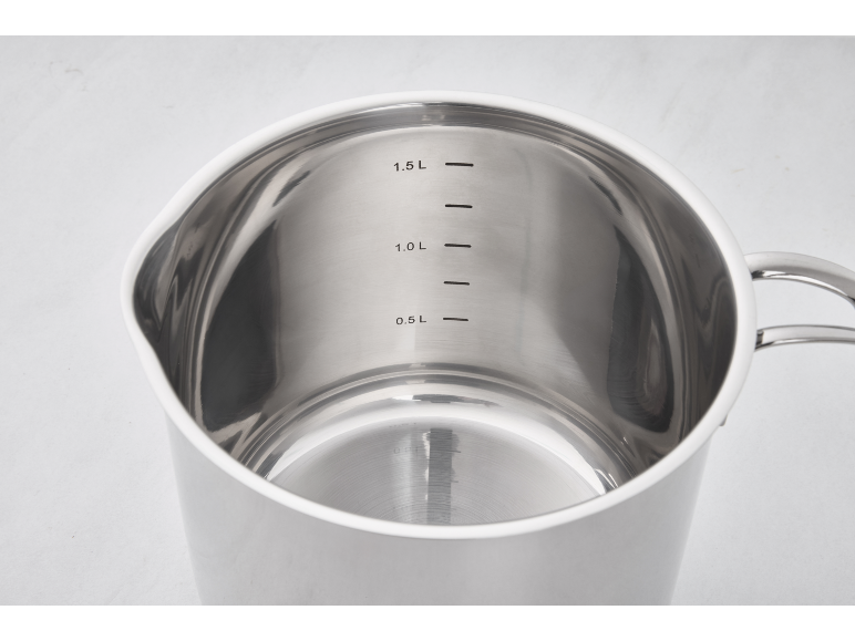 Edelstahltopf mit Messskala innen: 0,5 L, 1,0 L, 1,5 L.