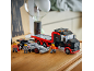 Spielzeug-LKW und Rennwagen mit zwei Minifiguren auf einer Holzoberfläche.