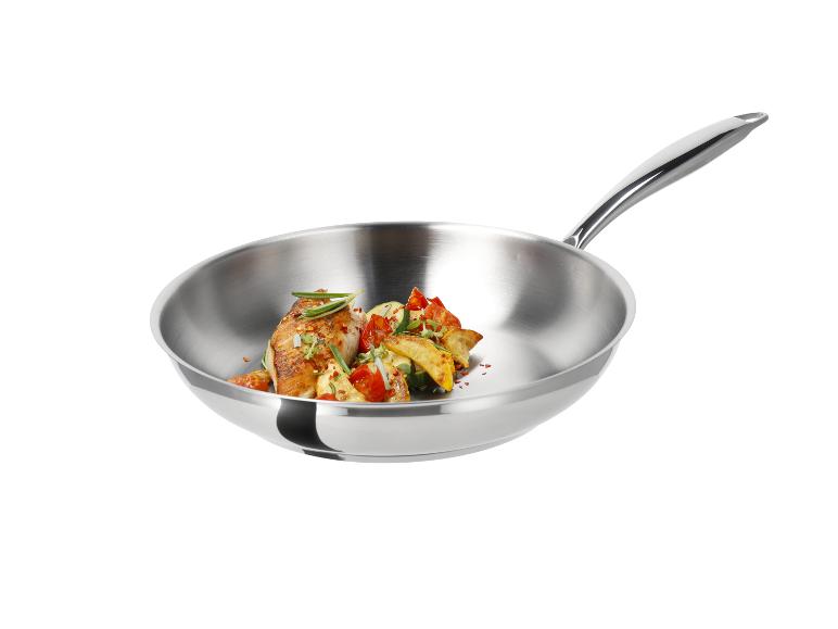 Edelstahlpfanne mit gebratenem Hähnchen und Gemüse