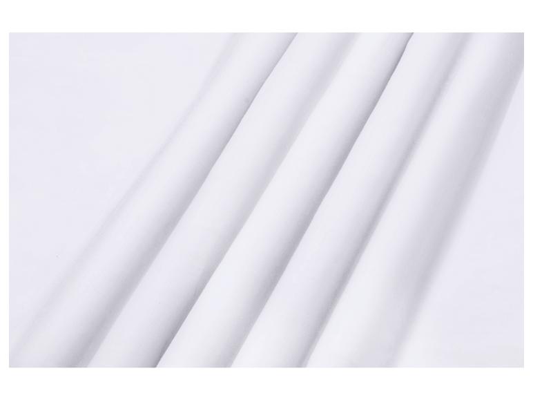 Detail eines weißen Stoffes mit weichen Falten und Schatten.