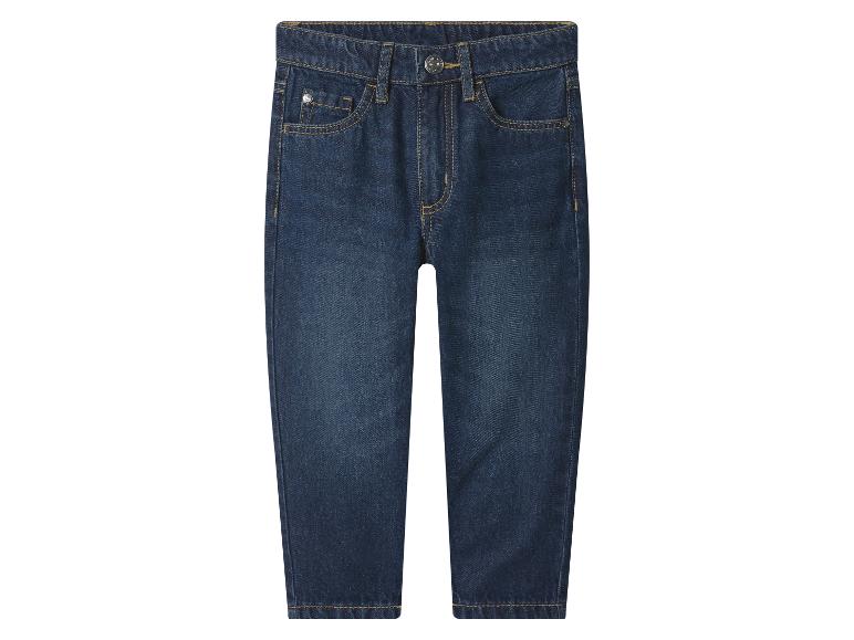 Dunkelblaue Kinderjeans mit gelben Nähten.