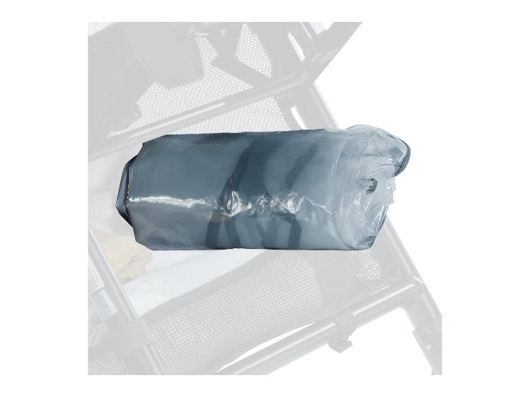 Gerollte graue Luftmatratze in transparenter Verpackung, liegend auf einem Netzregal.