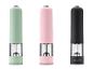 Drei elektrische Gewürzmühlen in Mintgrün, Rosa und Schwarz.