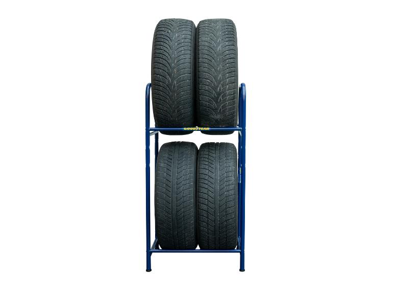 Goodyear Reifen auf einem blauen Regal.