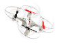 Weiße Quadrocopter-Drohne im Flug auf schwarzem Hintergrund