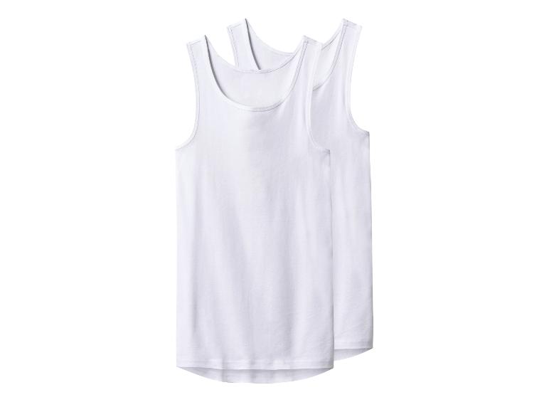 Zwei einfache weiße ärmellose Tanktops, hintereinander platziert.
