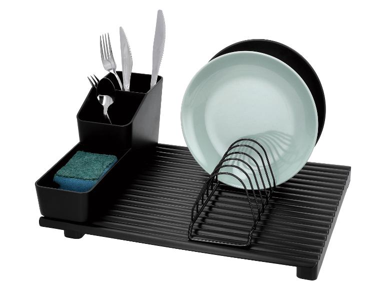 Schwarzes Abtropfgestell mit Besteck, Schwamm und Tellern.