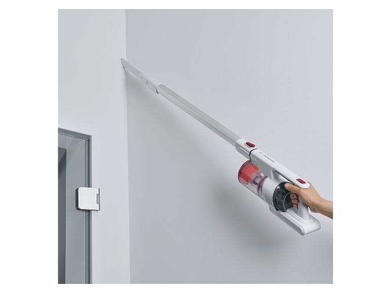 Ein weißer S-Power Handstaubsauger wird verwendet, um eine Ecke zu reinigen.