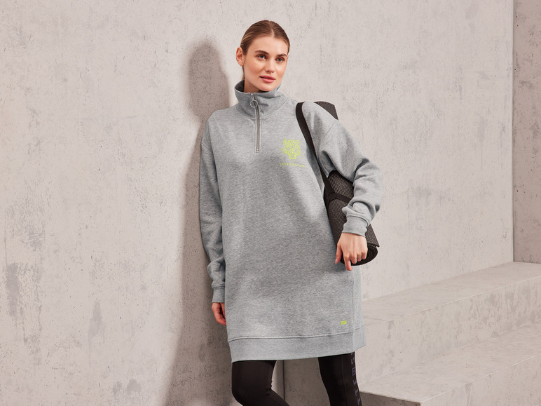 Ein graues Sweatkleid von Better Sport mit einer Yogamatte