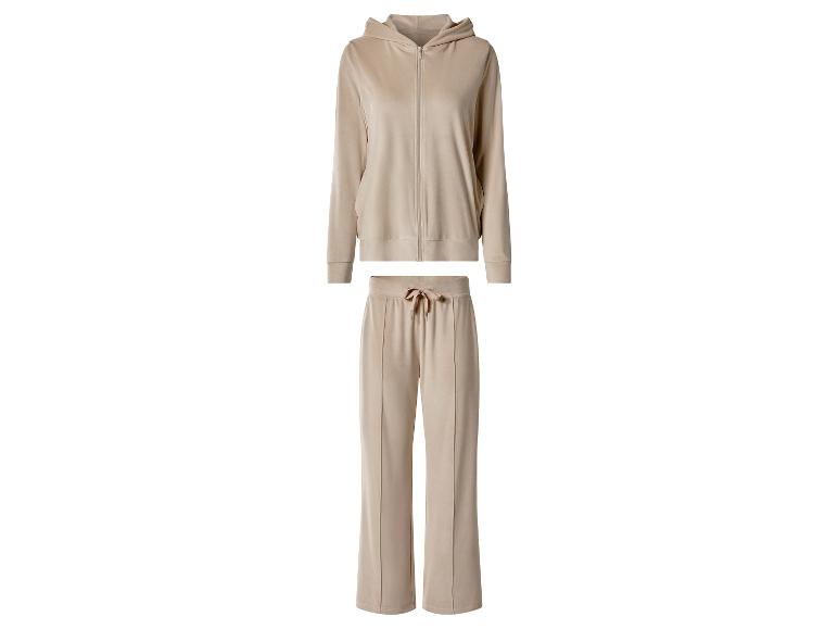 Beiger Velours-Trainingsanzug mit Kapuzenjacke und passender weiter Hose.