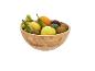 Holzschale gefüllt mit frischem Obst, darunter Trauben, Birnen und Orangen.