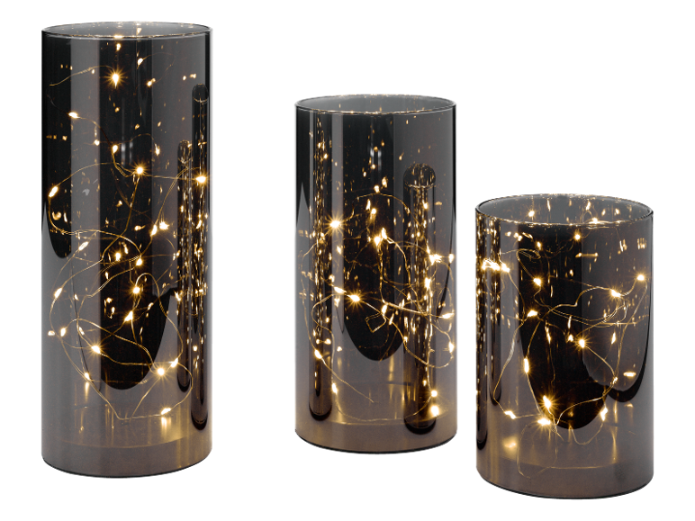 Drei Rauchglaszylinder mit dekorativen LED-Lichterketten im Inneren.