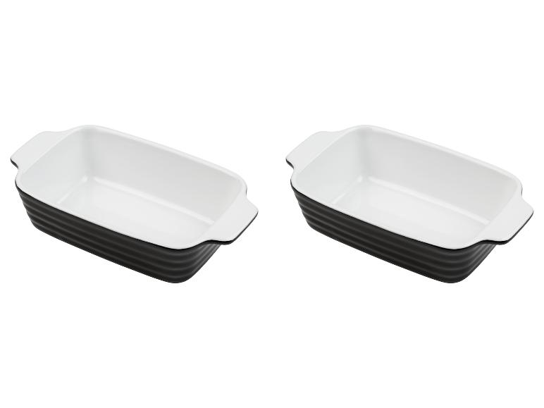 Zwei weiße Auflaufformen mit schwarzen Streifen