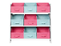 Weißer hölzerner Spielzeugorganizer mit rosa und hellblauen Stoffbehältern.