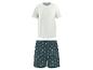 Weißes T-Shirt und dunkelgrüne Pyjamashorts mit Palmenmuster.