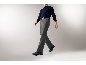Mann in eleganter grauer Hose, dunkelblauem Poloshirt und blauen Wildlederstiefeln.