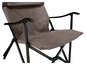Ein beiger Klappstuhl mit Armlehnen, geeignet für Camping oder Picknick.