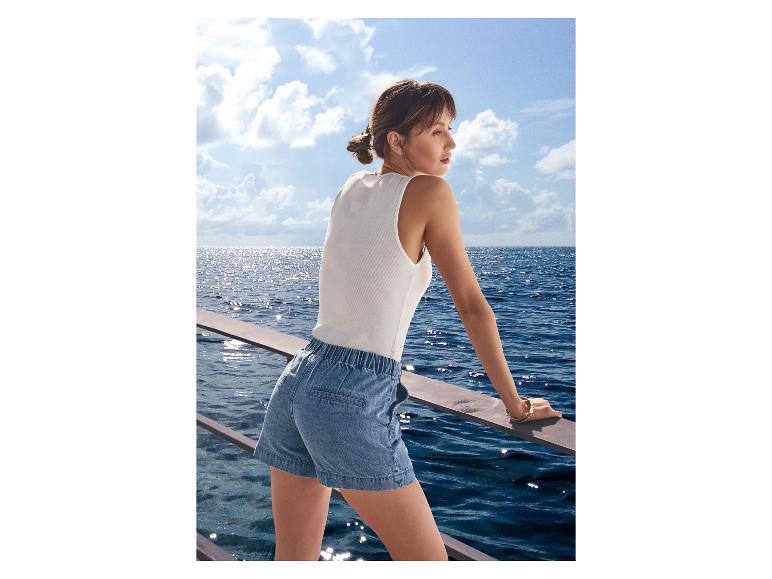 Frau in ESMARA® Jeansshorts an Bord eines Bootes.