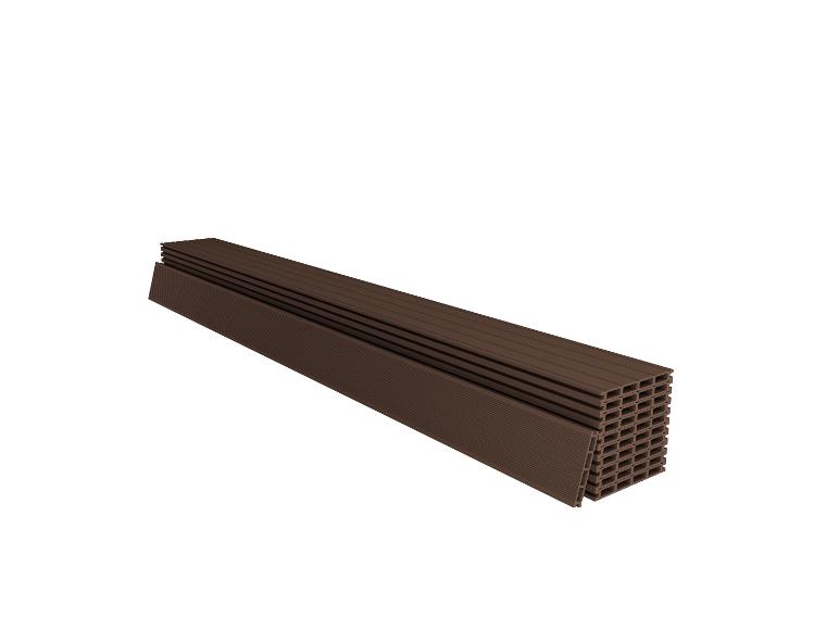 Stapel brauner WPC-Terrassendielen mit Hohlkammerprofil