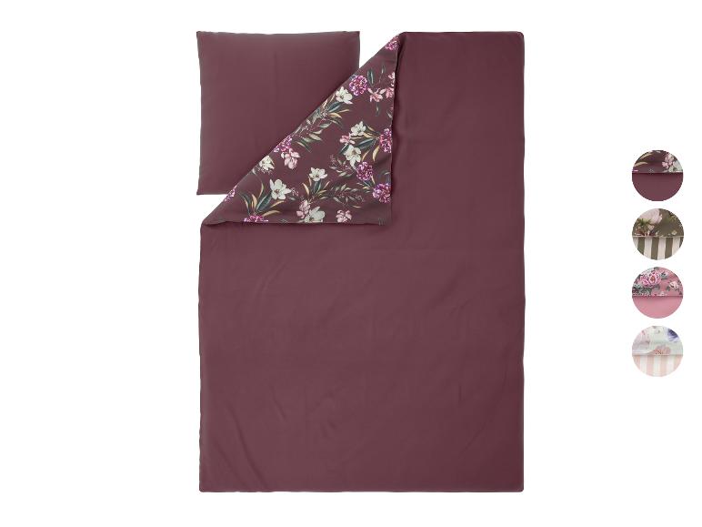 Bordeauxrotes Bettwäsche-Set mit Blumenmuster und unifarbener Unterseite.