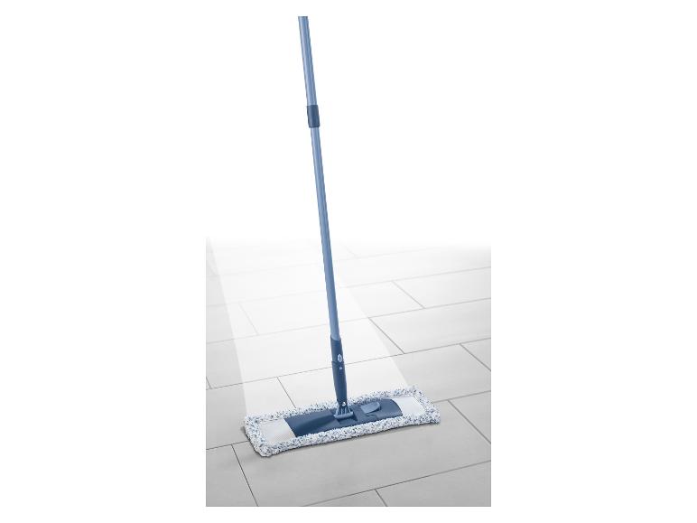 Ein Flachmopp mit blauem Stiel und weiß-blauem Mikrofaserkopf auf einem Fliesenboden.