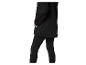 Frau in schwarzem Langarm-Sporttop und schwarzen Leggings