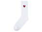 Weiße Socken mit einem roten Herz.