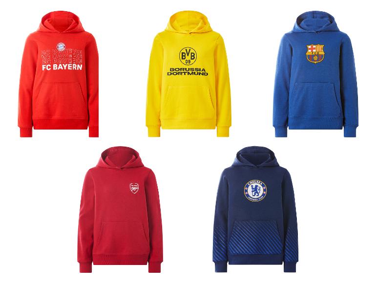 Fünf Kapuzenpullover mit Logos und Texten von Fußballvereinen, darunter „FC Bayern“, „Borussia Dortmund“, „Arsenal“ und „Chelsea“.