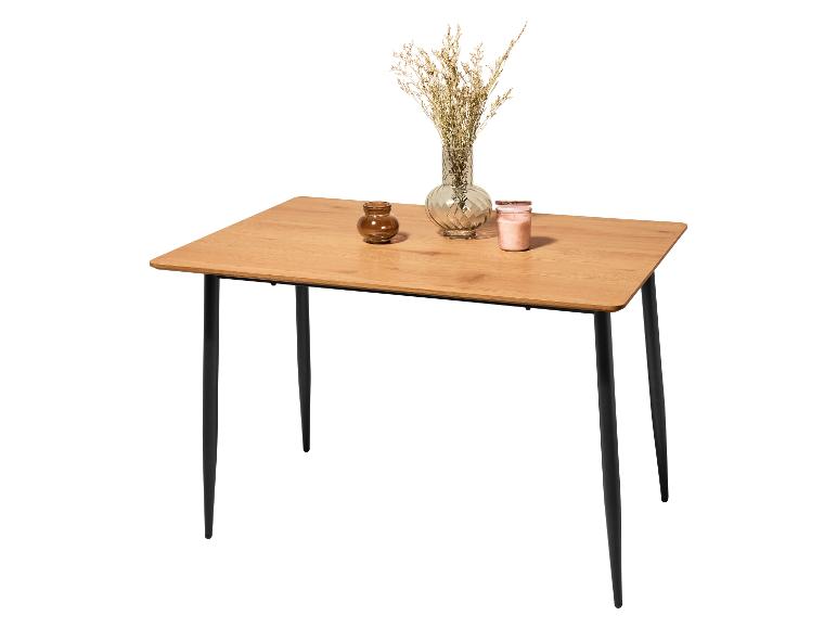 Holz-Esstisch mit schwarzen Beinen, dekoriert mit einer Vase und Kerzen.