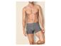 Oberkörperfreier Mann in grauen gerippten Boxershorts mit Logobund