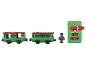 Grüner Spielzeugzug mit zwei Waggons, einer Figur und einer Fernbedienung.
