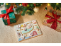 Holzpuzzle mit Bauernhoftieren, Weihnachtsgeschenken und Dekorationen auf einer Decke.