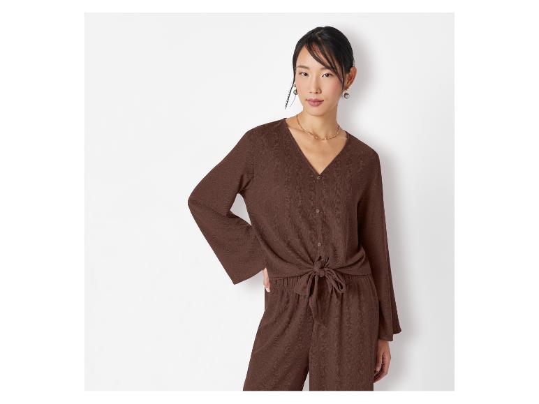 Braunes Oberteil und Hose, lässiger Stil.