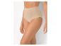 Frau in beigem, hochtailliertem Slip mit gerippter Textur.