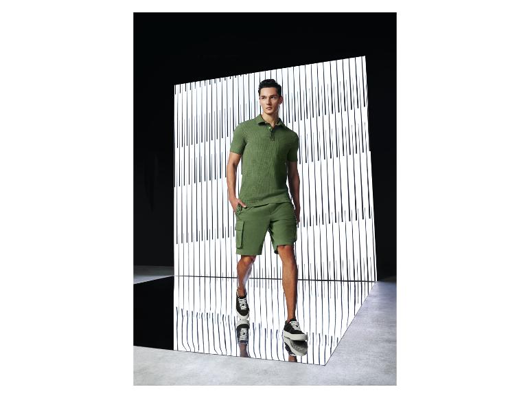 Herren-Poloshirt und Cargo-Shorts, lässiger Stil.