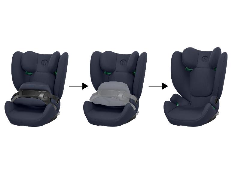 Drei Bilder, die die Umwandlung eines dunkelblauen Kindersitzes von einem Gurtmodell zu einer Sitzerhöhung zeigen.