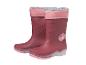 Mädchen-Gummistiefel in Beerenfarbe mit rosa Rand und Blumenmuster.
