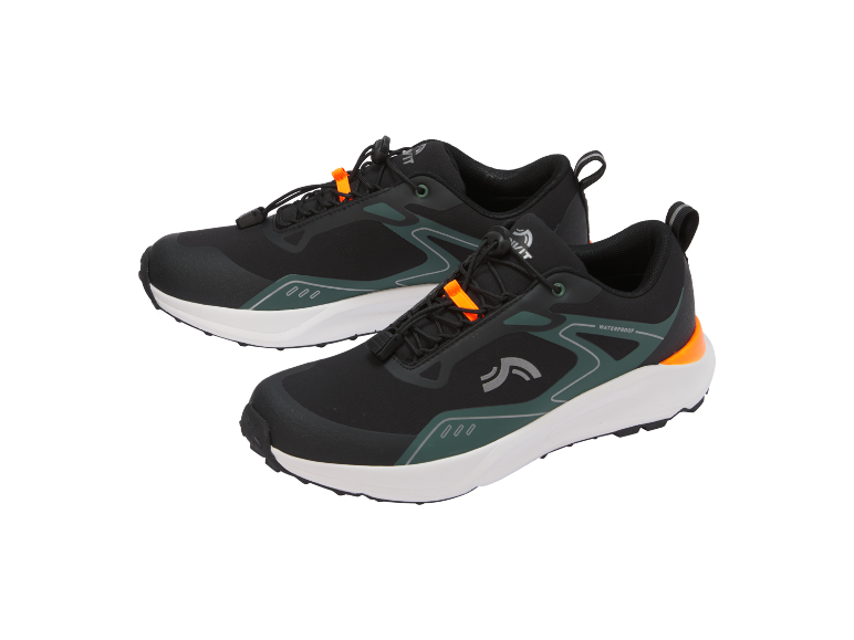 Ein Paar schwarze und grüne wasserdichte Sportschuhe mit orangefarbenen Akzenten.