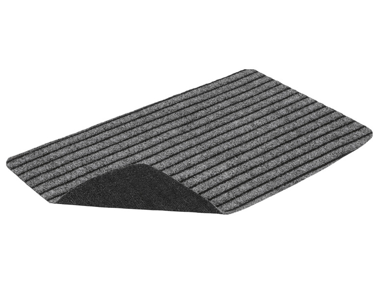 Graue Fußmatte mit schwarzen Streifen.