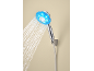 Handbrause mit blauen LED-Lichtern und Wasserstrahl, an einer beigen Wand montiert.