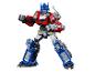 Ein rot-blauer Roboterspielzeug mit silbernen Akzenten, in dynamischer Pose stehend.