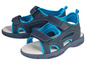 Blaue Sandalen mit blauen und weißen Details.