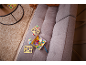 Hölzernes Angelspiel für Kinder auf einem grauen Sofa.