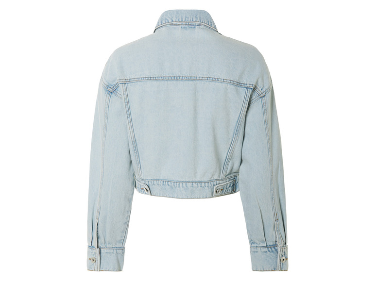 Eine hellblaue Jeansjacke mit langen Ärmeln.