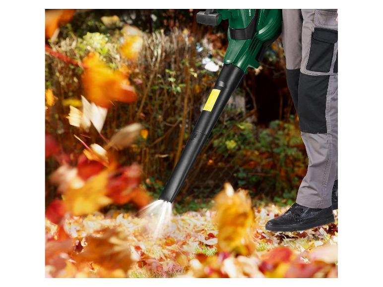 Eine Person benutzt einen Parkside Laubbläser, um den Garten von herabgefallenen Blättern zu befreien.