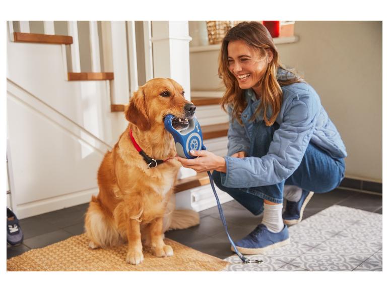 Eine Frau und ihr Hund mit einer blauen Leine.