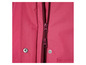 Detail einer rosafarbenen Regenjacke mit Reißverschluss.