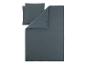 Dunkelgraues Bettwäsche-Set mit zwei Kissenbezügen, einer davon gestreift.